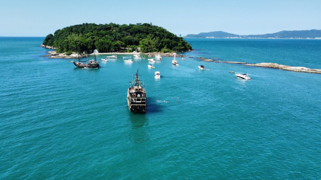 Imagem do barco chegando na ilha